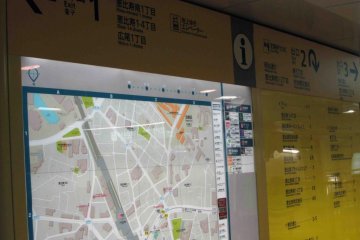Bright yellow maps make it easy to figure out which exit to take.