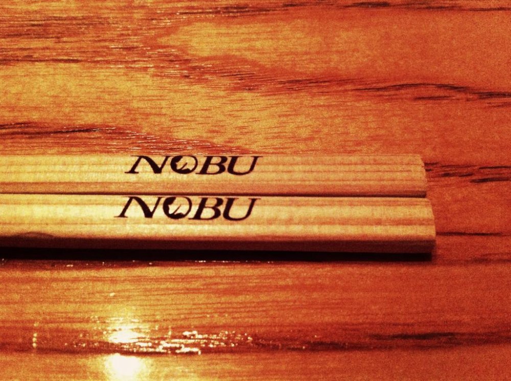 Đũa gỗ ở Nobu, đang nằm im chờ đợi được thưởng thức những món ngon của Đầu bếp Nobuyuki