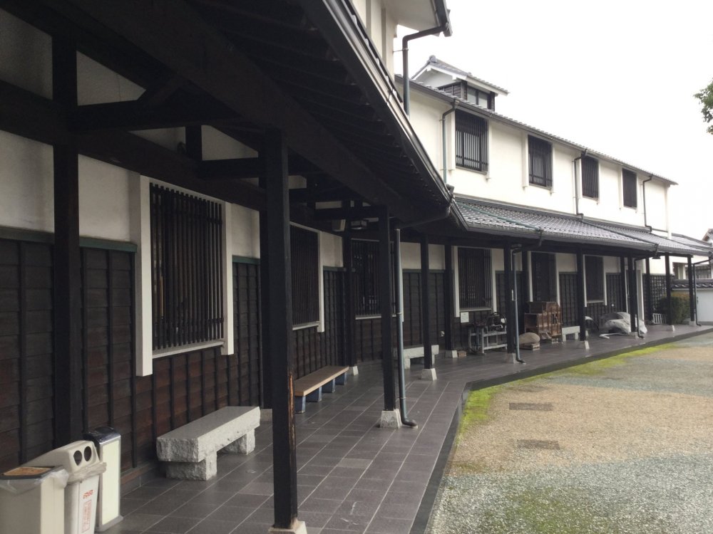 Located in a renovated sake brewery, listed in Tottori's Top 100 Most Beloved Buildings. 