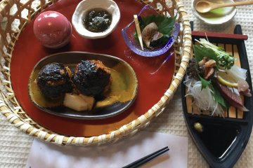 Turban shell, tasty "bakudan" onigiri, assorted sashimi.