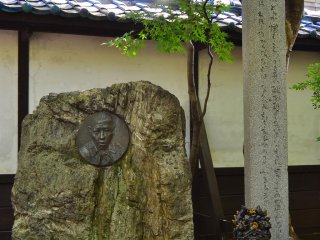 Bức tượng tưởng niệm chính và đài tưởng niệm nhỏ dành cho Kenji Miyazawa