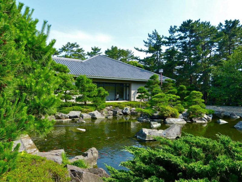 공원의 옛 별장과 아름다운 일본 정원