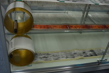 <p>Scrolls (emaki)&nbsp;that record the&nbsp;traditional manufacturing process of iron through text and pictures.</p>