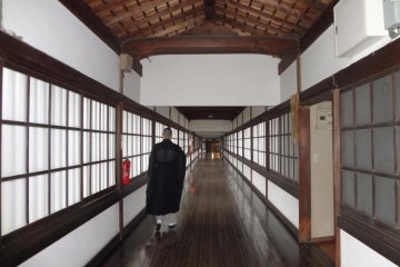 The beautiful, long corridor "Hyak-ken-rou-ka" (百間廊下). It is 152m long and symbolizes the border between a holy place and the regular world.