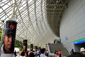 Dramatic displays of team members on the pillars of Tokyo Dome