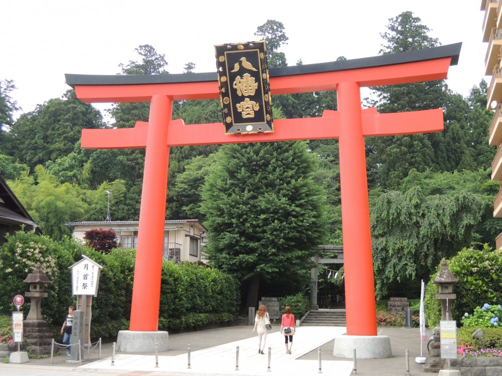 Cổng torii lớn. Kích thước rất đáng chú ý khi so với những người đi phía bên dưới