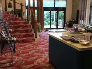 sảnh được trải thảm đỏ mang lại 1 vẻ quyến rũ thú vị cho khách sạn