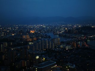 Pada malam hari, Fukuoka memancarkan keindahan yang aneh