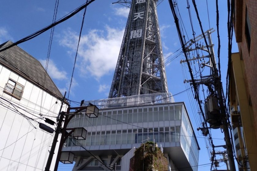 A visão da Torre Tsutenkaku ao virar uma esquina