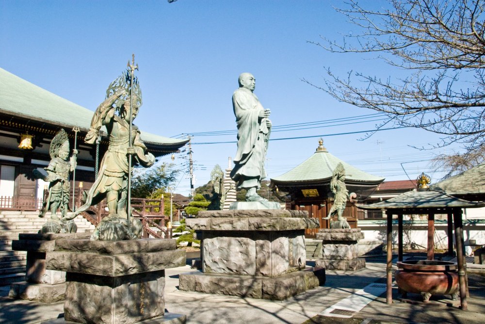 Bức tượng của Nichiren và bốn vị Thiên vương