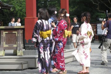 Девочки в юкатах, внимательно наблюдавшие свадебный обряд