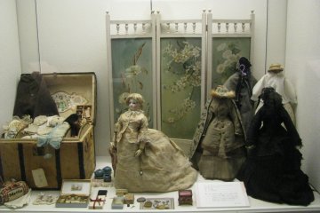 Старинная французская кукла с гардеробом