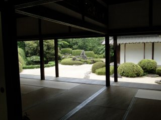 Taman yang terlihat dari dalam kuil 