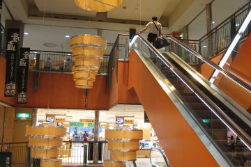 พื้นที่ทั้งสามชั้นของห้างสรรพสินค้า Topico ในสถานี JR Akita 