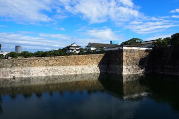 คุณสามารถนั่งเรือล่องชมคูเมืองและกำแพงโบราณ โดยเสียค่าใช้จ่ายคนละ 1,700 เยน