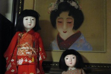 Куклы и картина