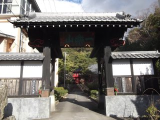 Cổng chùa nhìn từ ngoài phố