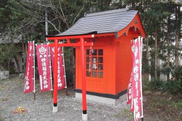 A tiny side shrine at the entrance