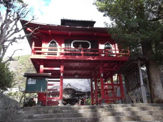 Cổng chính đi đến khuôn viên chùa