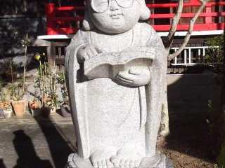 Một học giả Phật giáo, bức tượng mang kính duy nhất mà tôi từng thấy