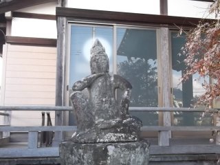 A Buddhist statue which, if you frame your picture carefully, appears to have a halo