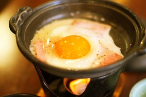 Trứng và thịt xông khói trên bàn