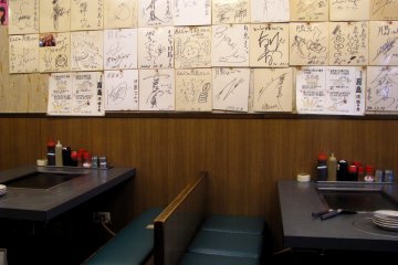 Автографы на стене