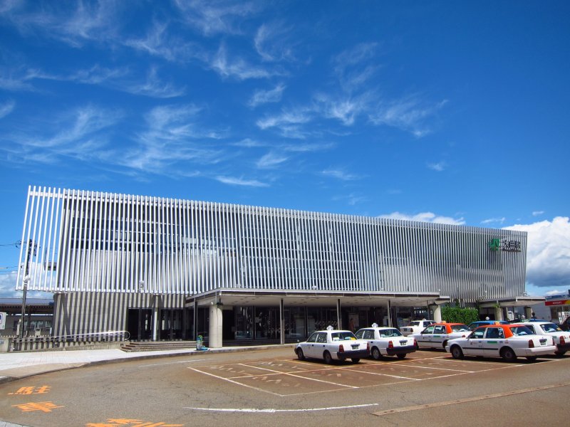 สถานีโอมะการิในจังหวัดอาคิตะมีสิ่งที่เหมือนกับไม้ขีดสีขาวที่หน้าอาคาร
