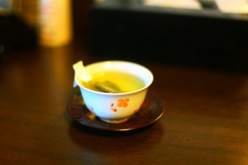 <p>ในห้องพักจะมีชาเขียวพร้อมถ้วยชาแบบโบราณ</p>