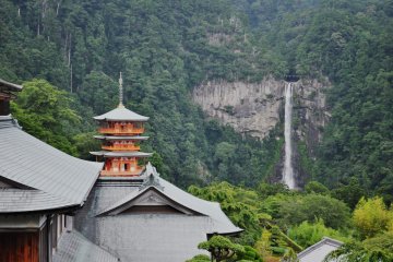 My camera run out of battery minutes before getting here but, luckily, I managed to take a shot of one of the most impressive landscapes of Japan; the Kumano Nachi Taisha shrine with the Nachi-no-otaki fall in the background