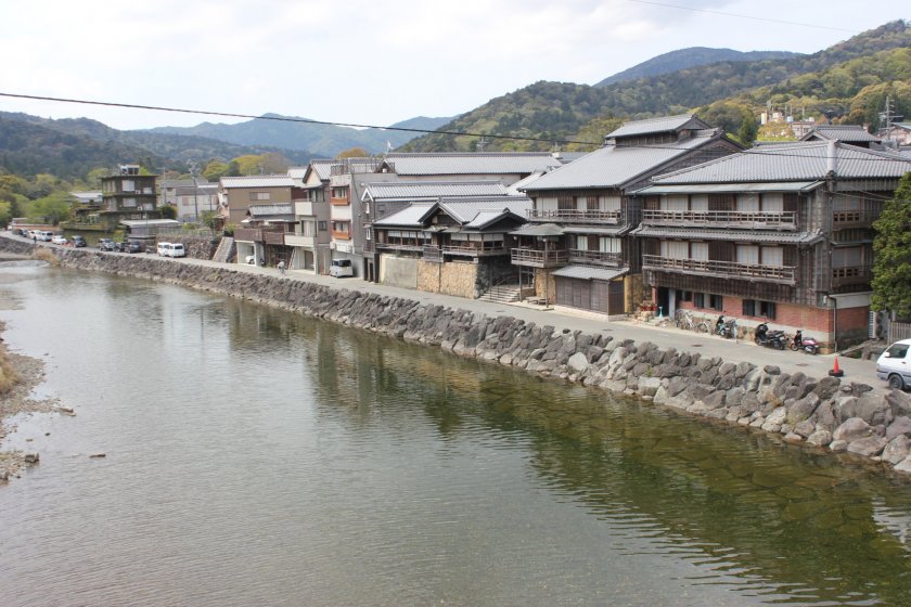 ที่อยู่อาศัยดั้งเดิมของญี่ปุ่นริมแม่น้ำ