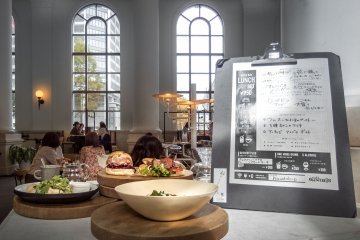 Part of this Café’s artistic design is reflected in its menu. This features an international selection of sandwiches and snacks plus a daily 'deli plate'