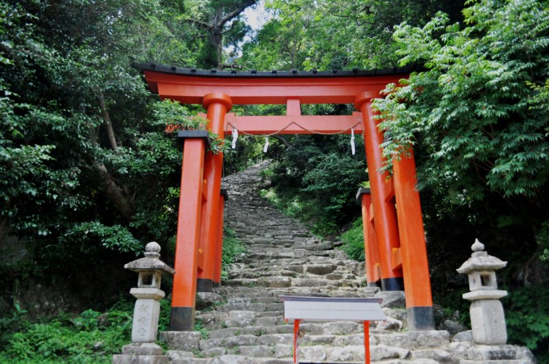 This sacred gate marks the starting point of the route to the Kamikura-jinja shrine