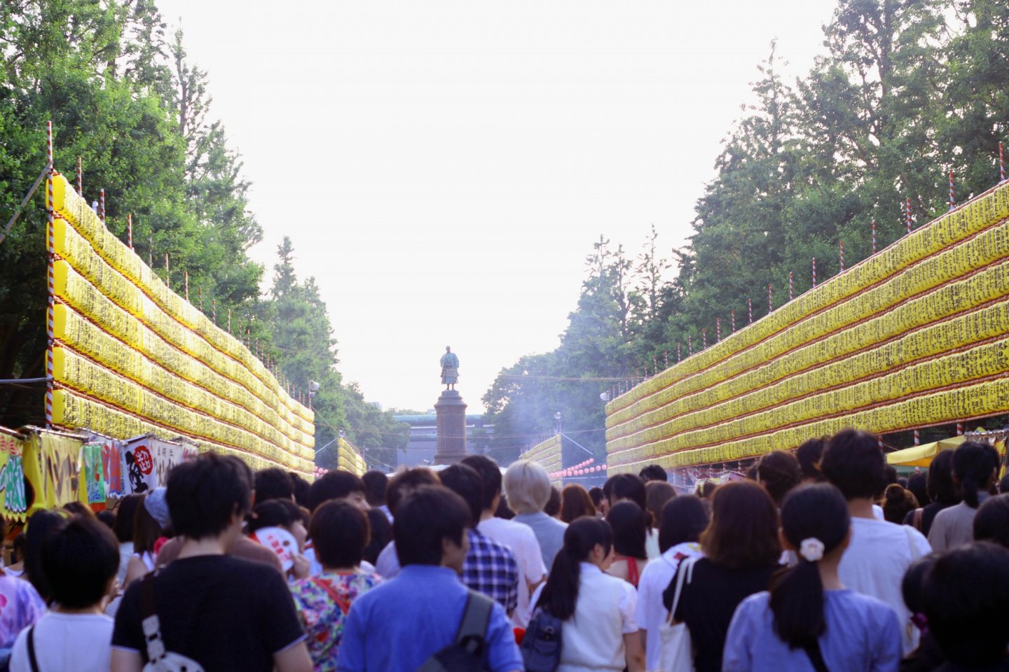 Đoàn người tham dự lễ hội Mitama