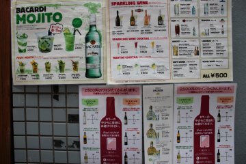 <p>เมนูโมจิโตะและไวน์ที่อยู่ตรงบันได โดเก็นซากะมีไวน์มากกว่า 70 ชนิดและสนนราคาเพียง 2500 เยนต่อขวดเท่านั้น สำหรับไวน์ สปาร์คกิ้งไวน์ คอกเทล และโมจิโตะ เริ่มต้นที่ 600 เยนต่อแก้ว</p>