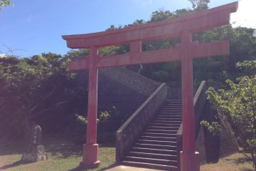 <p>A large&nbsp;torii leads to a pathway winding up the hill</p>