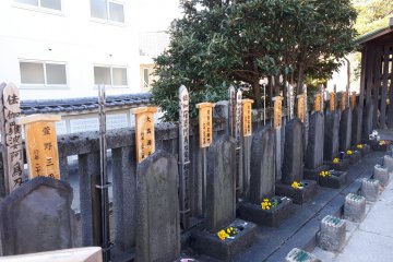 Some of the graves of the 47 ronin in Sengakuji
