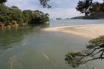 Залив с пляжем возле острова Осима