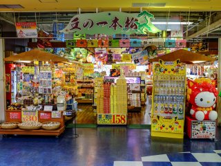 Cửa hàng đồ lưu niệm này chuyên bán đồ ăn, đồ uống và đồ gốm truyền thống của vùng Okinawa