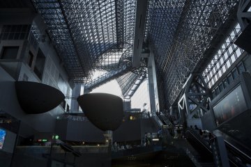 Escalators climb 70 meters to the building roof. While enjoying the ascent you can marvel at the steel structures above your head.