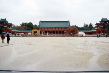 有别于京都小巧雅致的印象，神宫周围很是大气