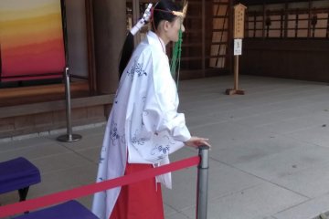 Shrine Maiden 