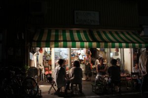 Kafe Warung di malam hari