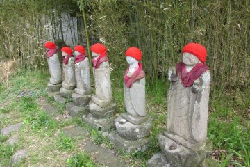 Ряд фигурок Дзидзо на маленьком кладбище в Обусэ