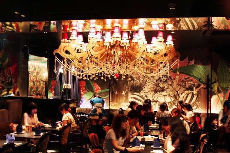 <p>ทานอาหารใต้โคมระย้าสุดอลังการที่ร้านอาหาร&nbsp;ร้านอาหาร Alice&#39;s Fantasy ในชินจูกุ</p>
