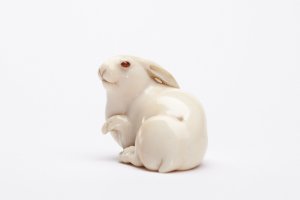 A beautifully carved hare netsuke