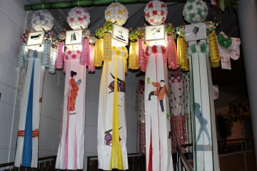 Decorations with lanterns