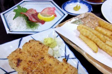 Мясо кита (слева сверху) и обжаренный тофу