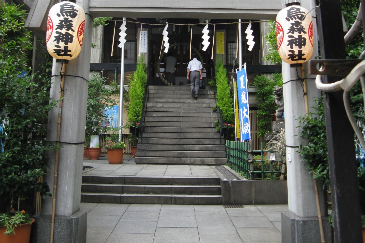 Landscaped for effect, the entrance to Karasumori Shrine is located very close to Simbashi Station.