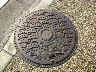 Manhole cover in Bentenjima